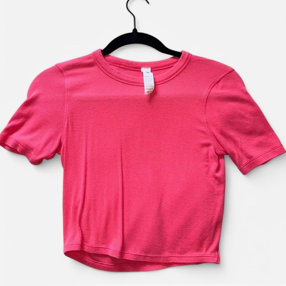 LULULEMON: Vibrant Pink Short Sleeve Croptop